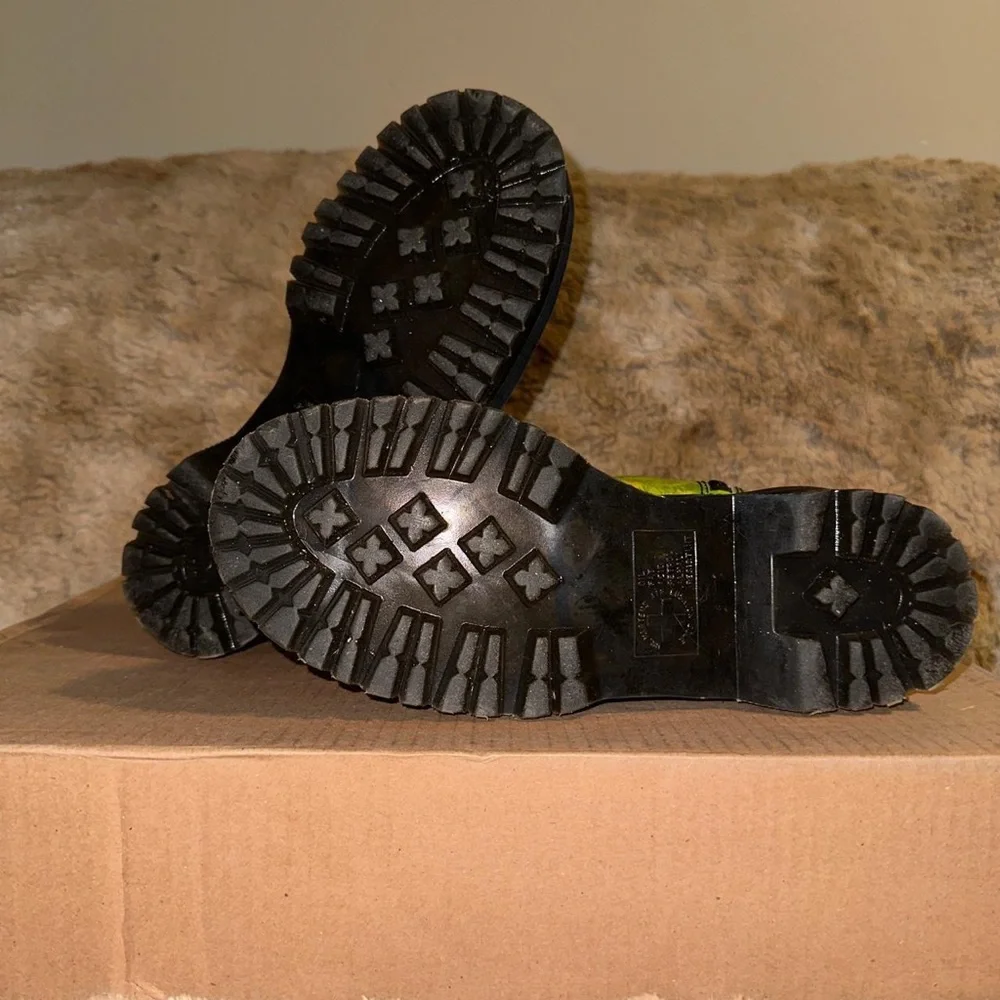 Daze Jadon Dr. Martens (RARE) - Picture 4 of 5